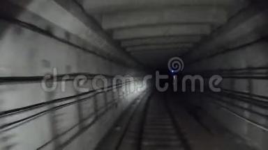 在现代化城市的一条隧道里乘坐快速地下列车。 地铁列车在黑暗隧道行驶的时间间隔
